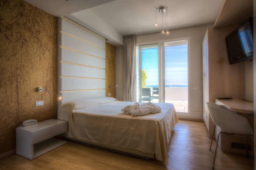 Hotel Commodore Riccione Exterior foto
