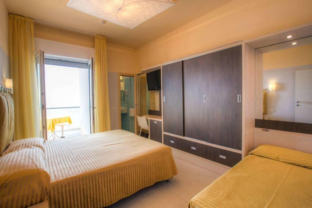 Hotel Commodore Riccione Exterior foto